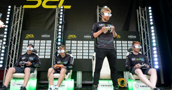 Drone Champions League Spannende Rennen im LEDLicht Bilder